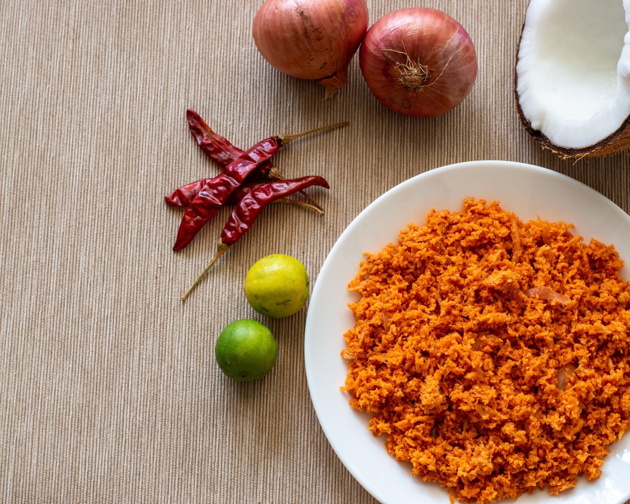 Тертая морковь на тарелке с овощами