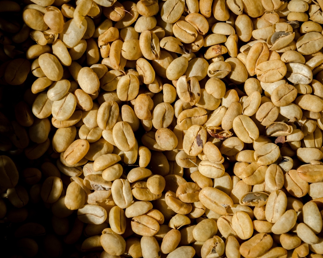 Зеленые ароматные зерна черного кофе