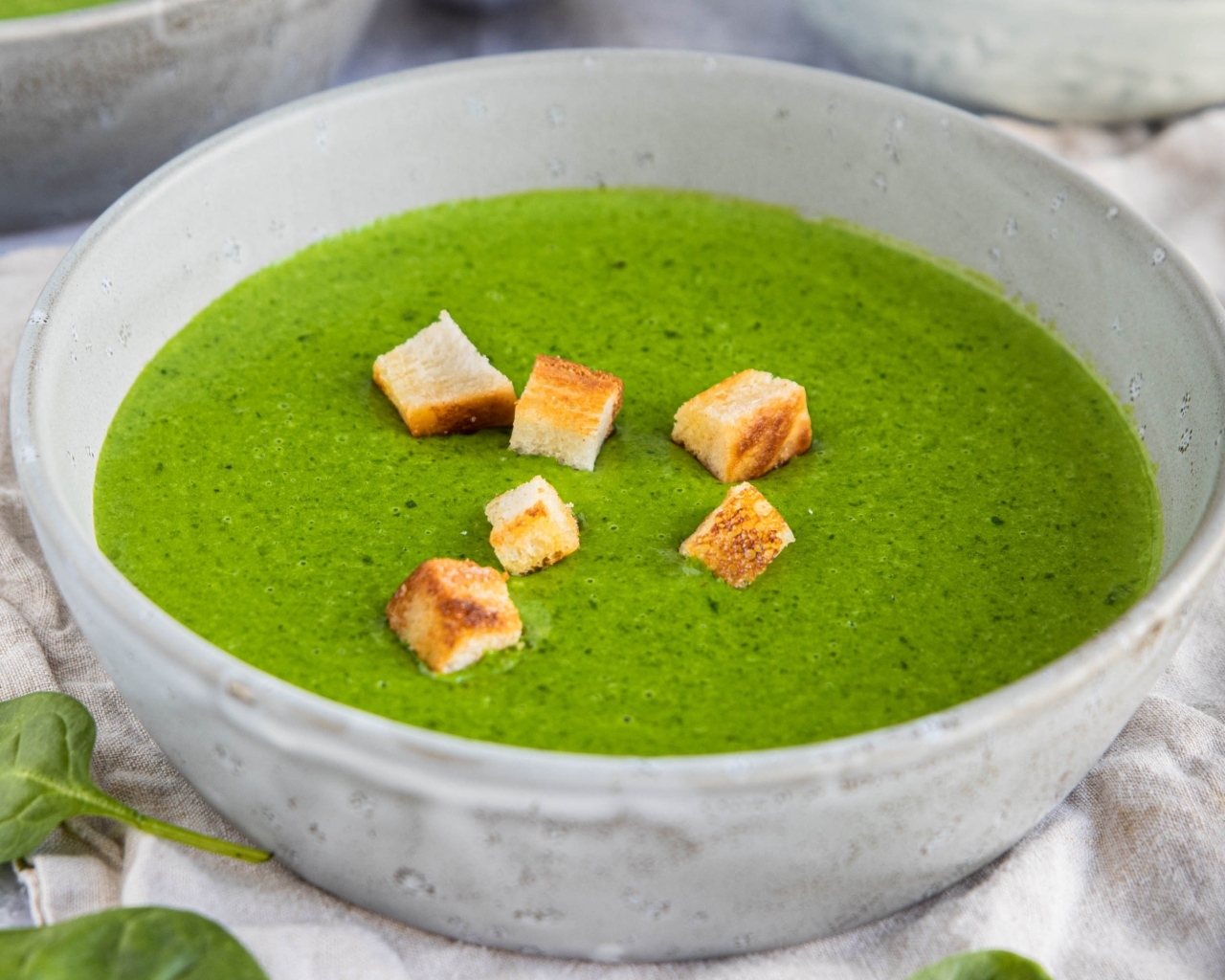 Зеленый полезный суп пюре с сухариками