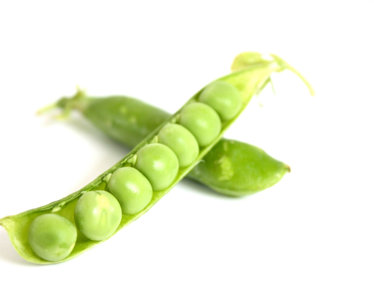 Зеленый горох на белом фоне