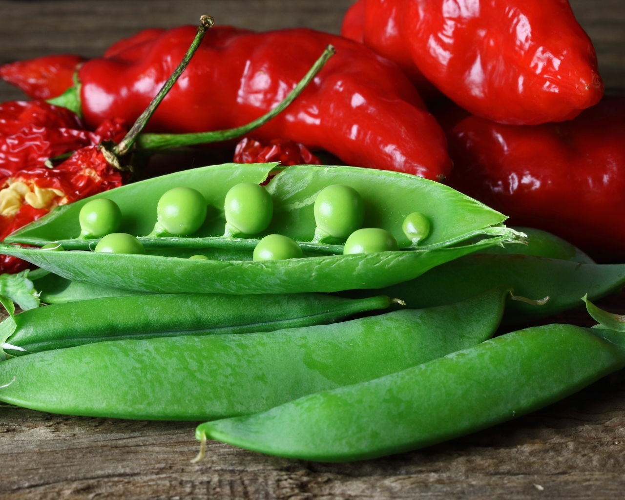 Зеленый горошек с красным перцем на столе