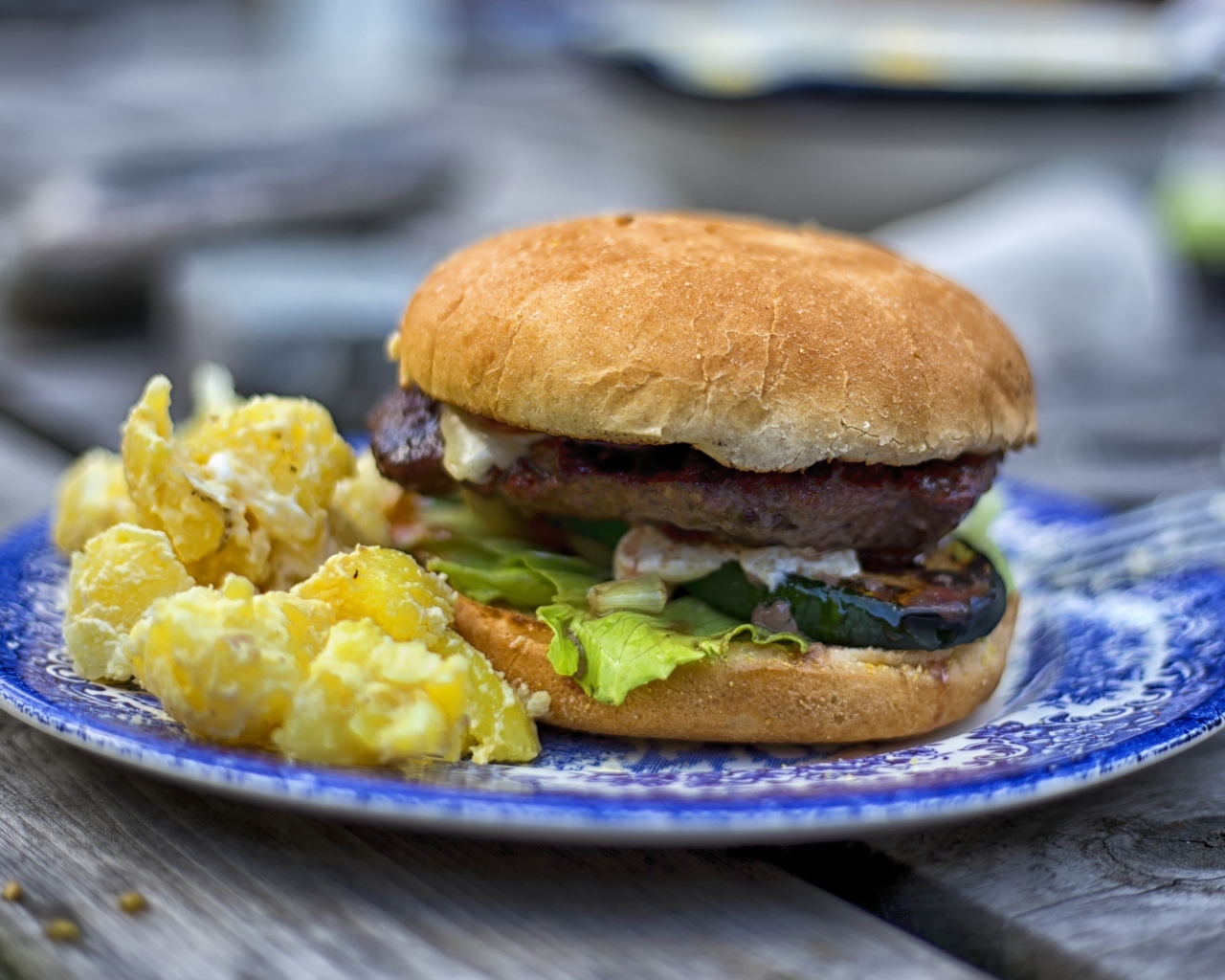 Гамбургер на тарелке с картофелем