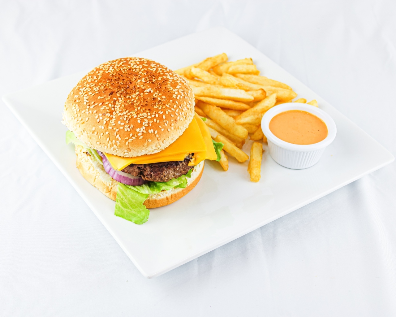 Гамбургер с картофелем фри и соусом на столе