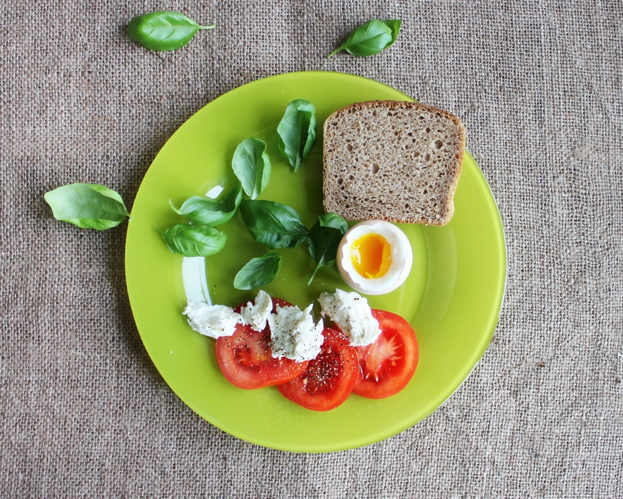 Полезный завтрак на большой тарелке