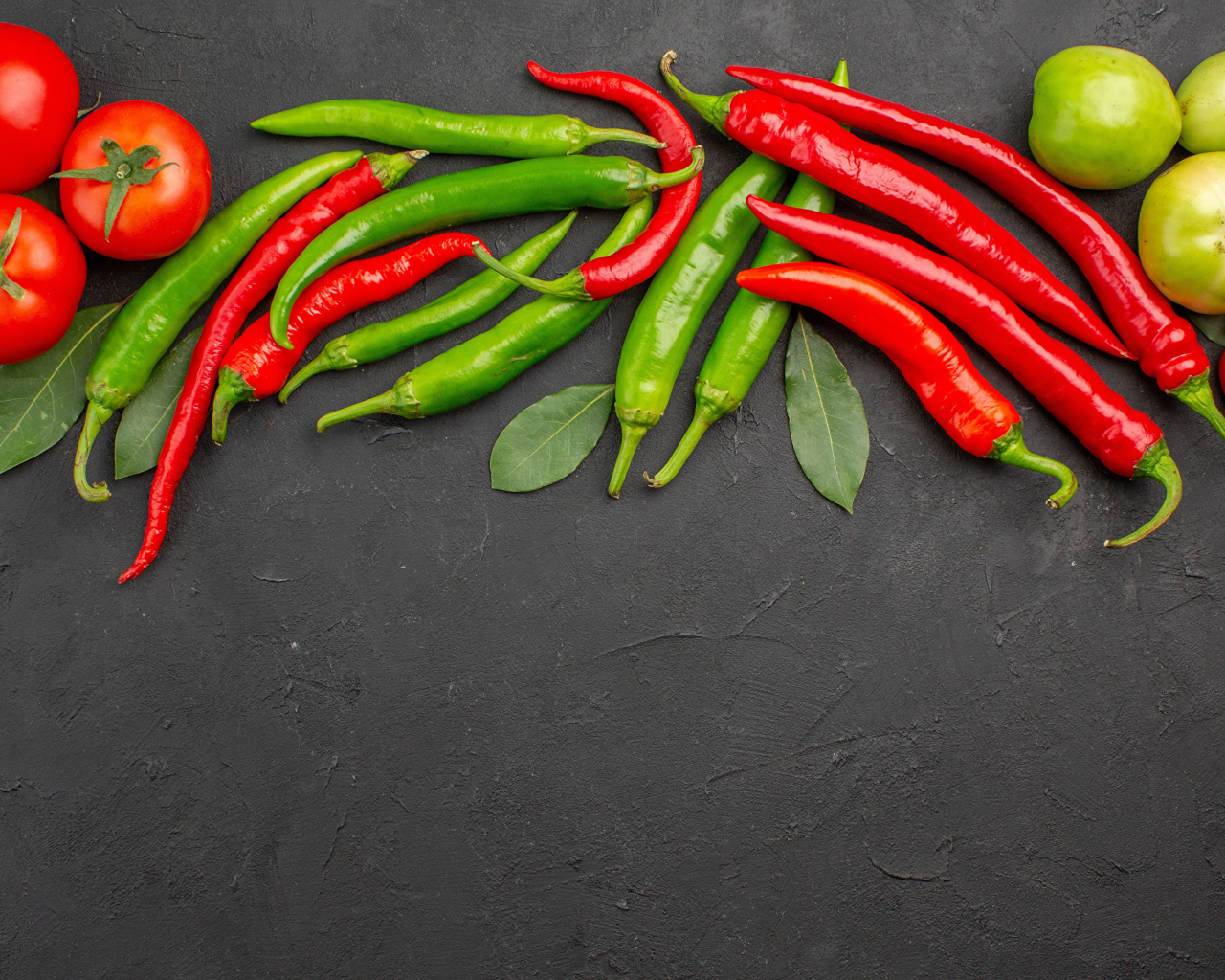 Острый перец чили на столе с помидорами