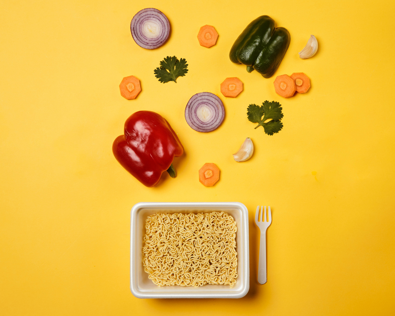 Вермишель быстрого приготовления на столе с овощами