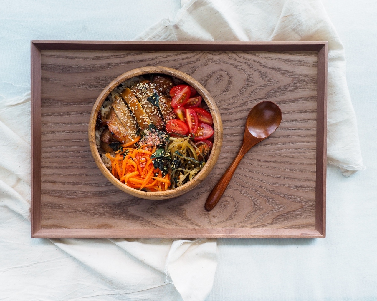 Японское блюдо с овощами на столе