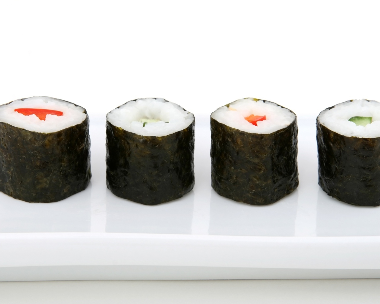 Японские суши на белой тарелке