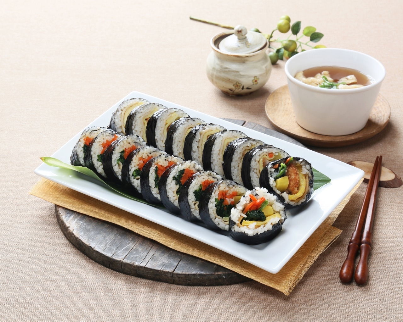 Японские суши на столе с чаем