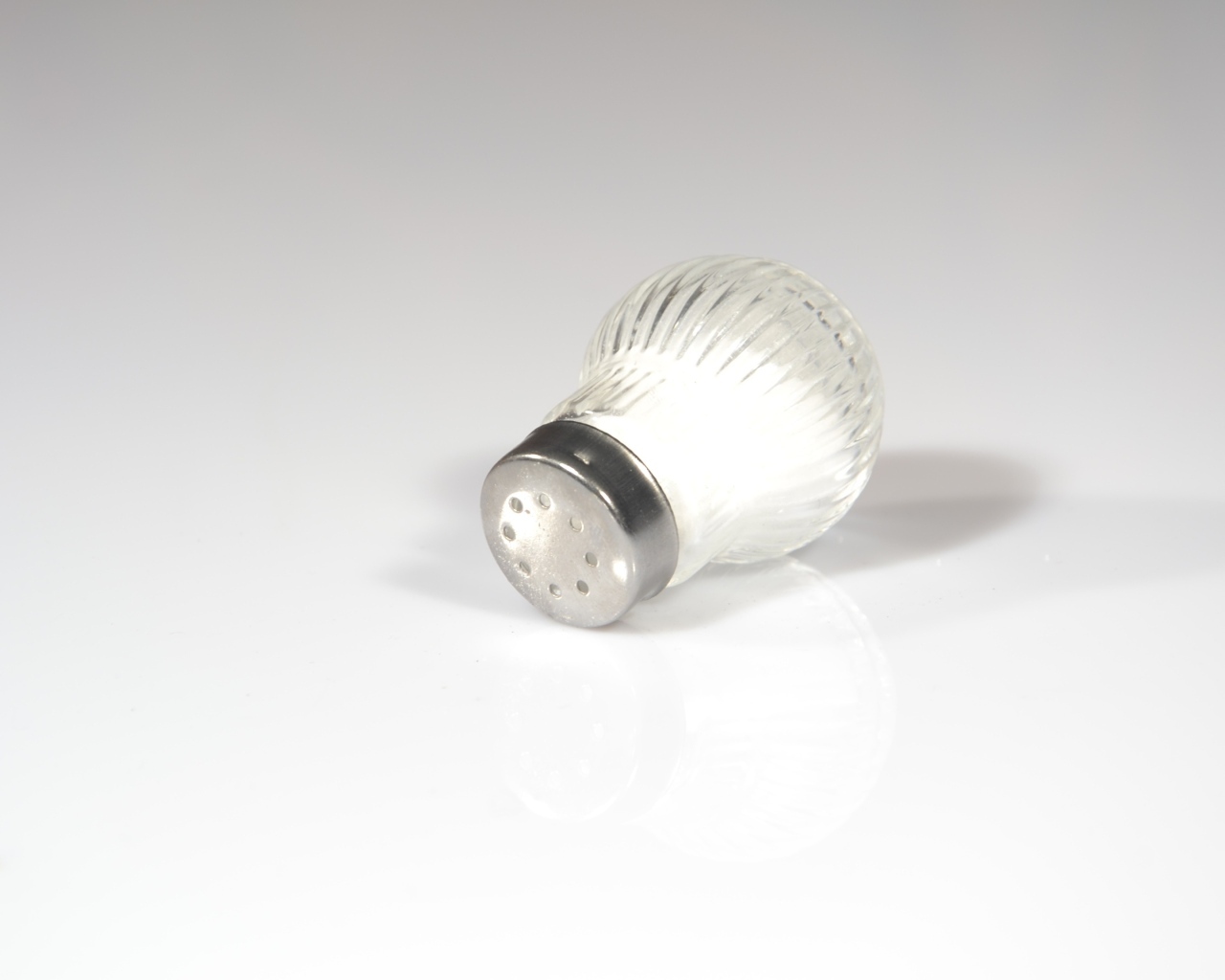 Баночка с солью на сером фоне