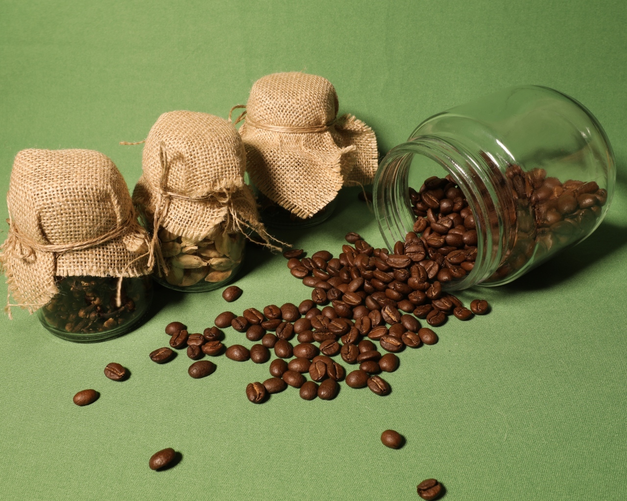 Баночки с жареными зернами кофе и специями