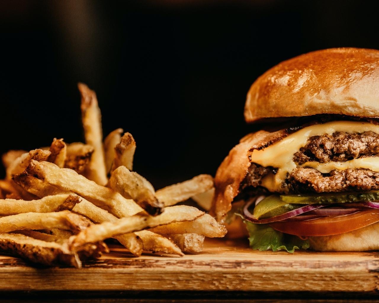 Сочный гамбургер на столе с картофелем фри