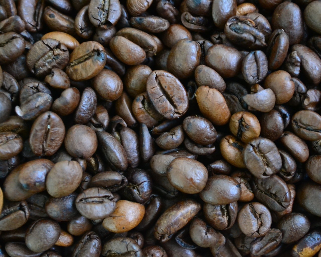 Большие ароматные жареные зерна кофе