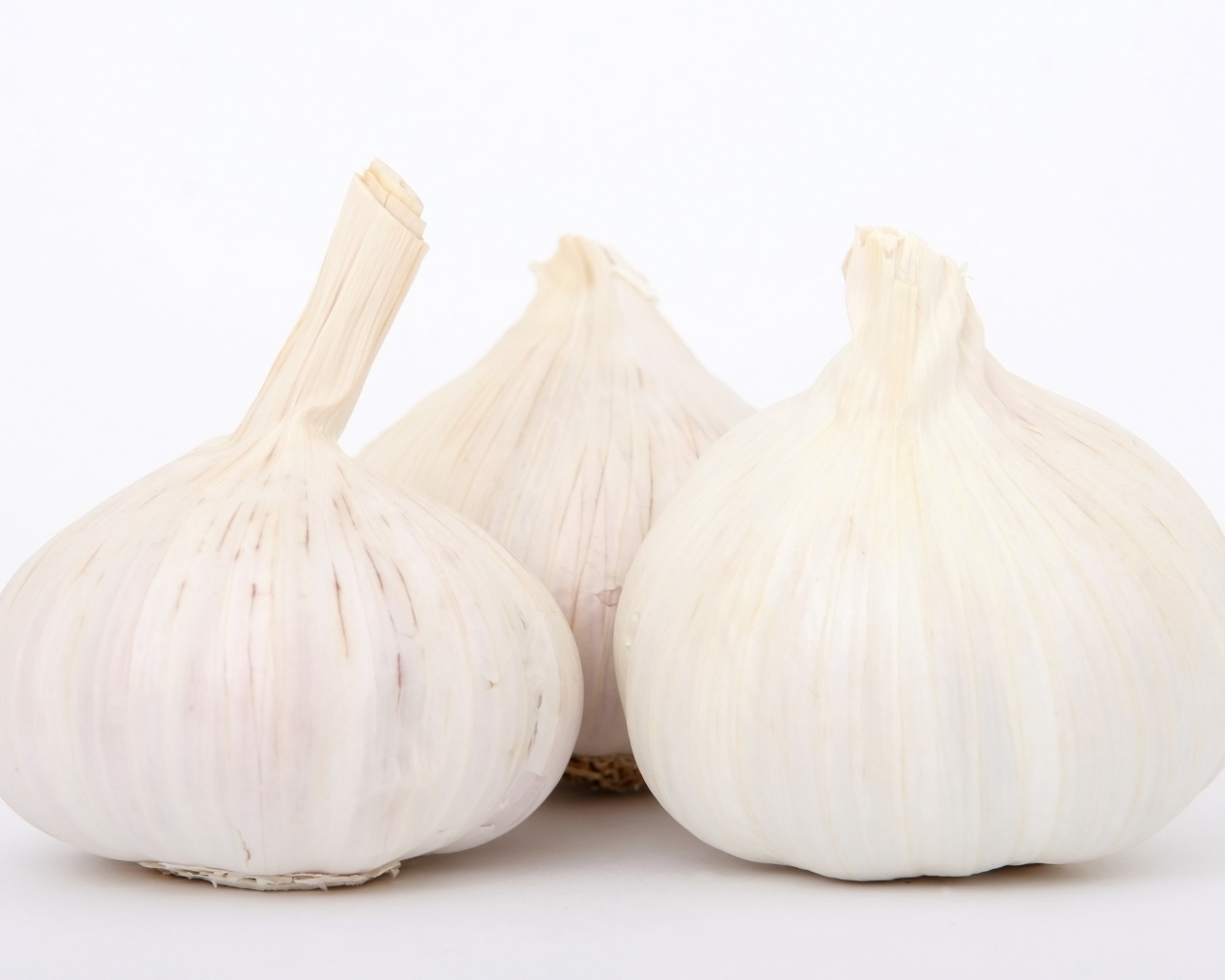 Большой ароматный чеснок на белом фоне