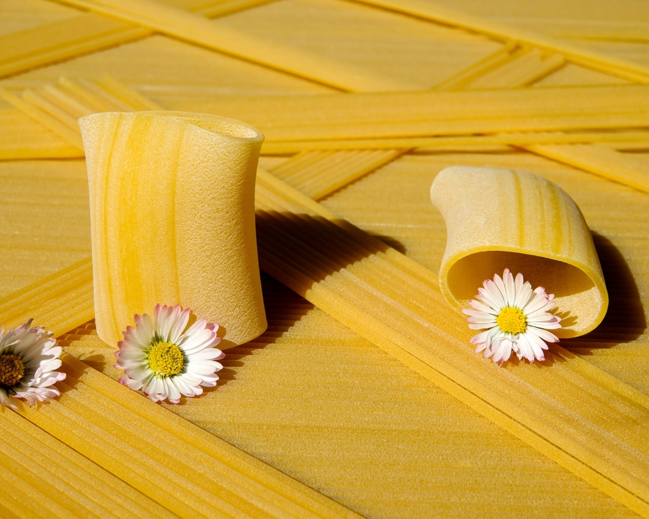 Большие макароны с цветами ромашки 