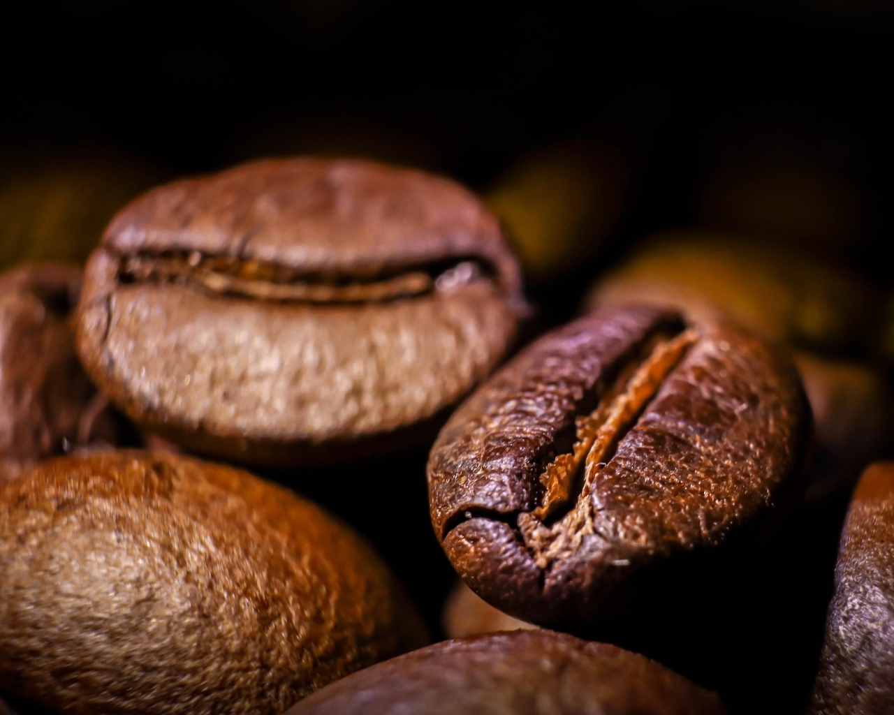 Крупные жареные ароматные зерна кофе 