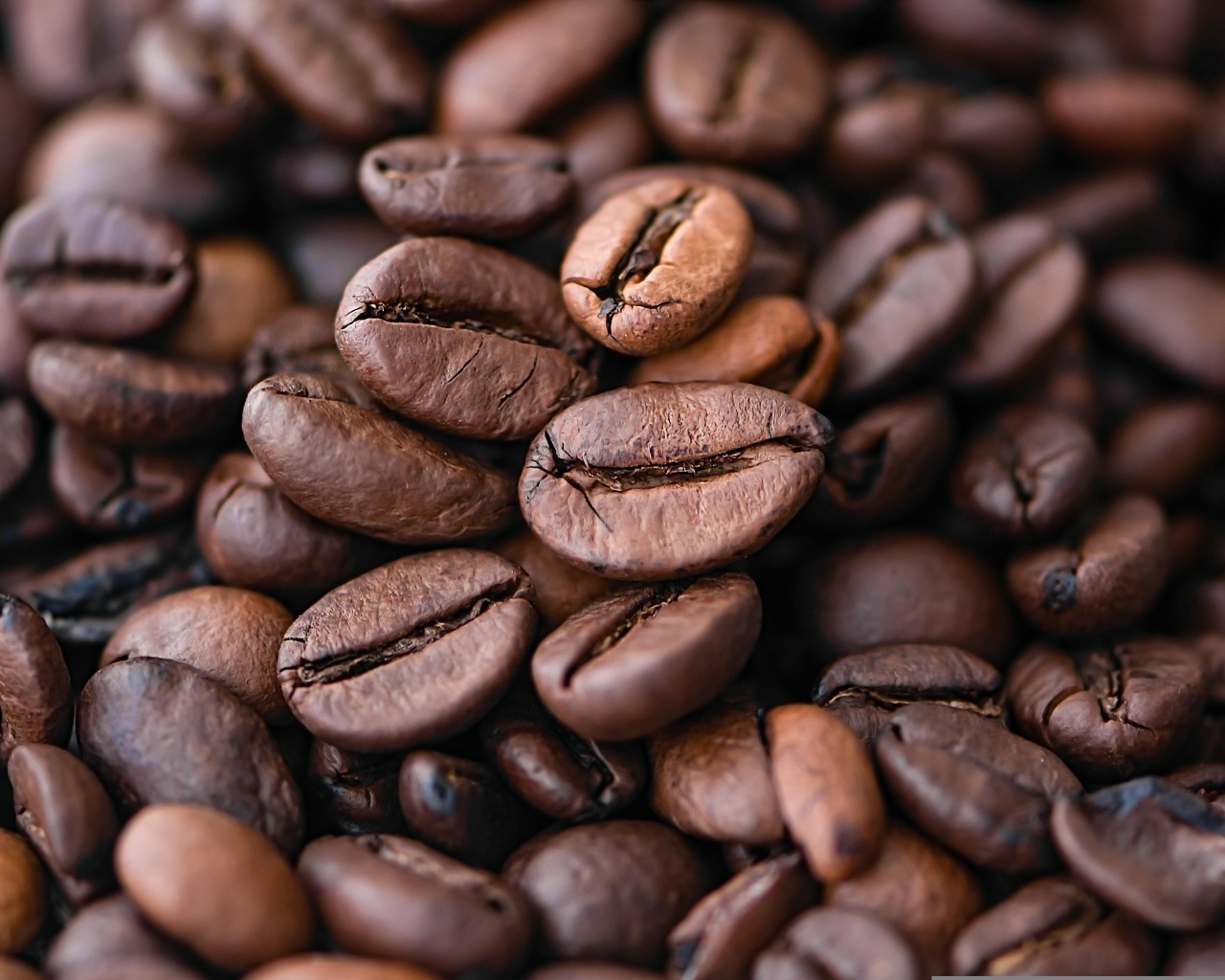 Крупные жареные кофейные зерна