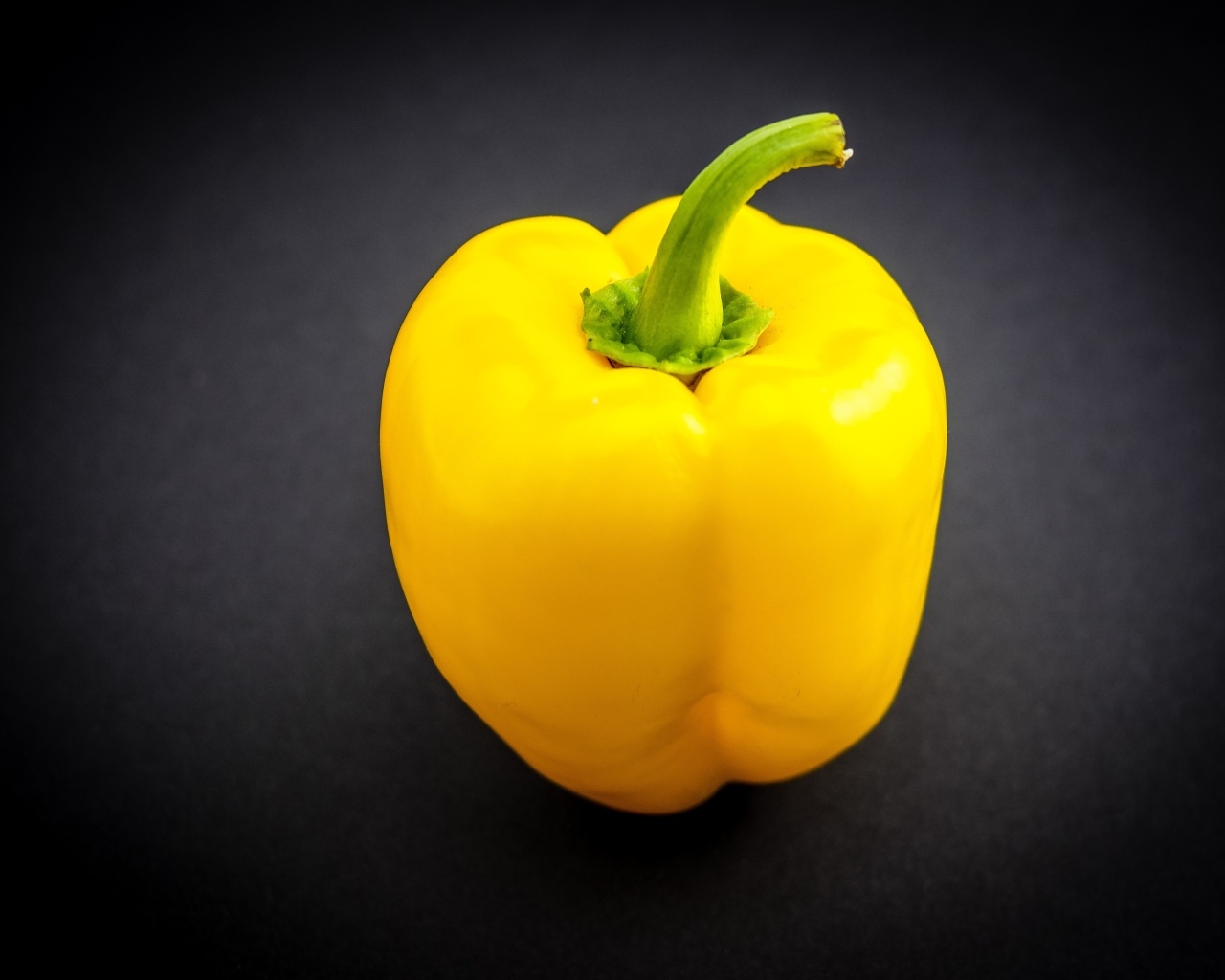 Большой желтый сладкий перец на сером фоне