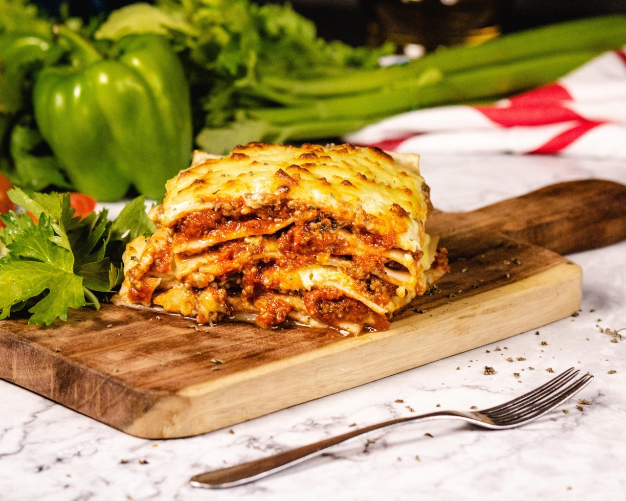 Лазанья на столе с овощами