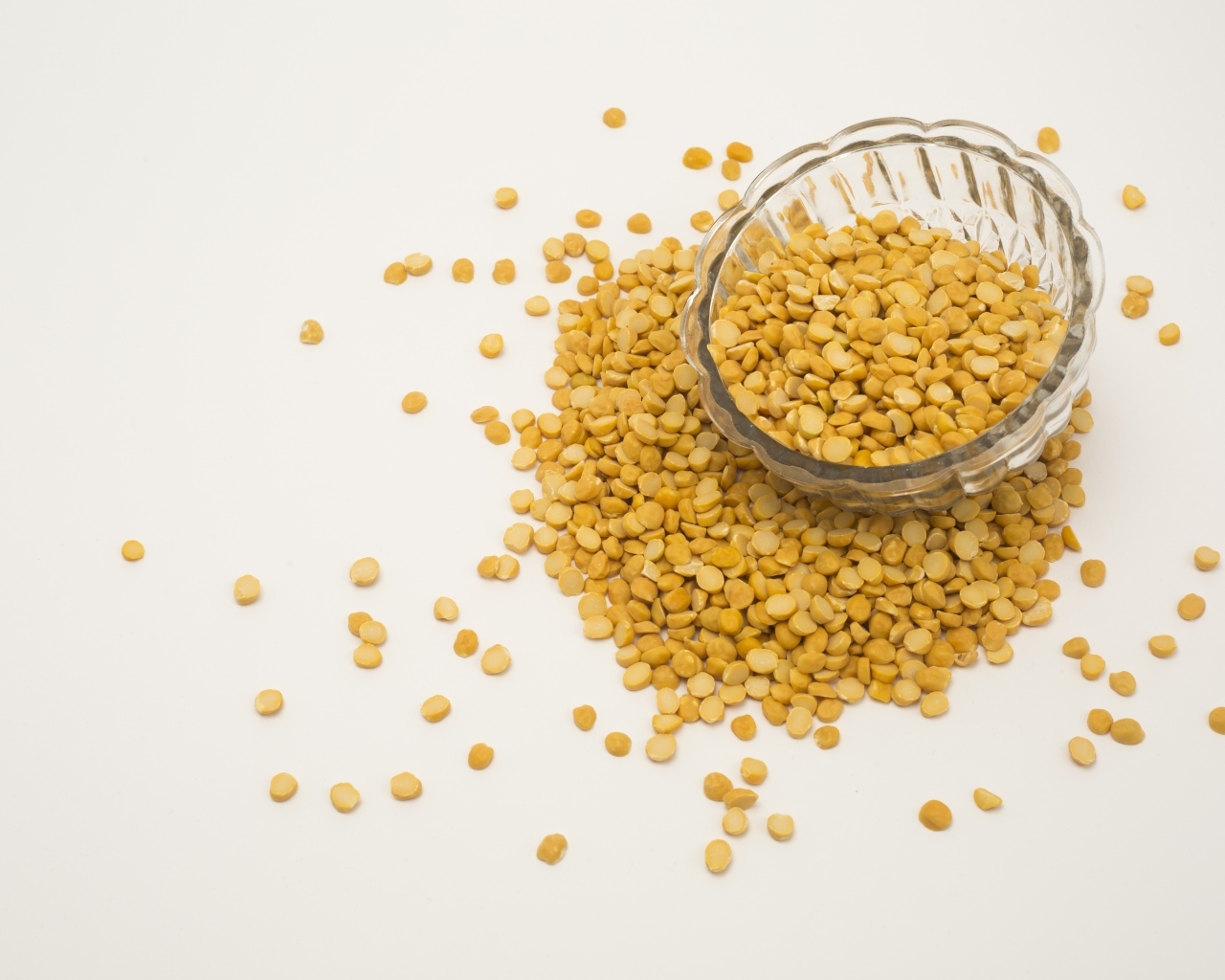 Чечевица рассыпана на белом фоне