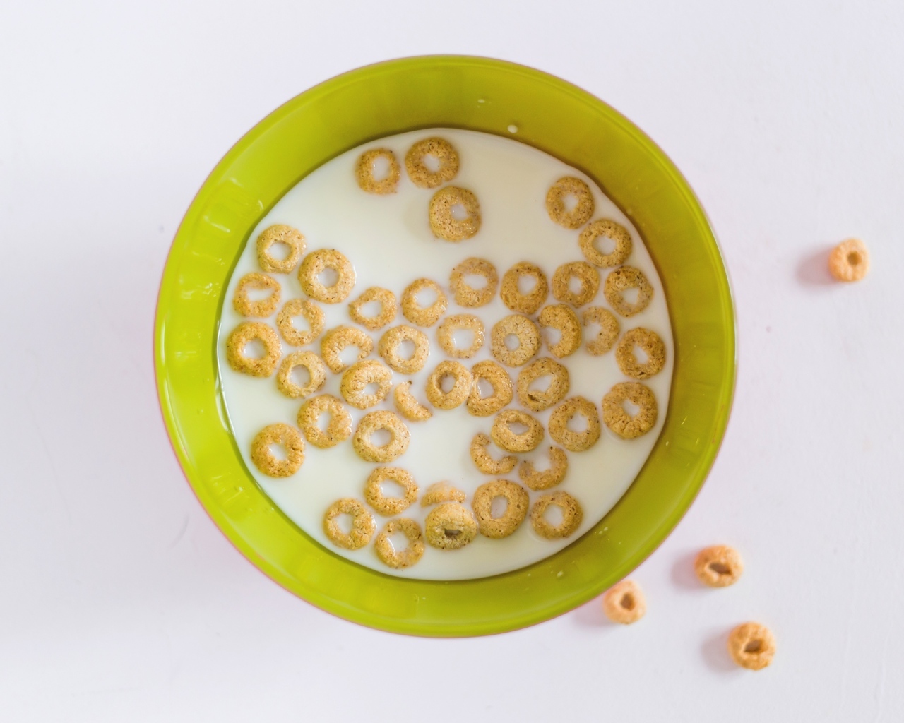 Молоко с хлопьями в миске