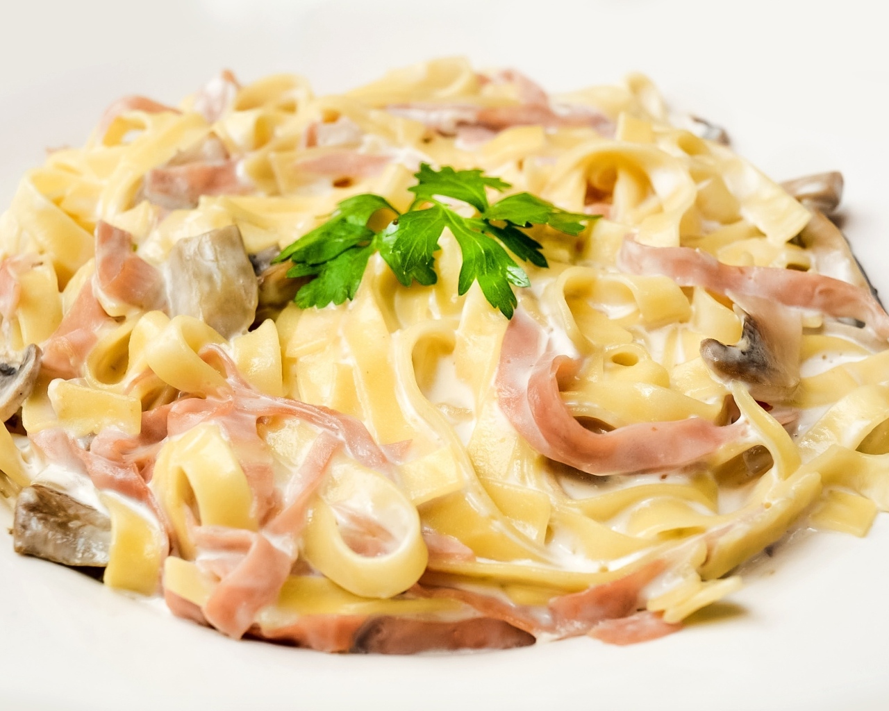 Лапша с беконом и грибами на белом фоне