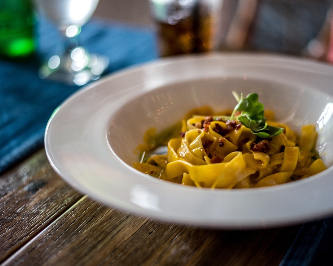 Лапша с мясом в  большой белой тарелке