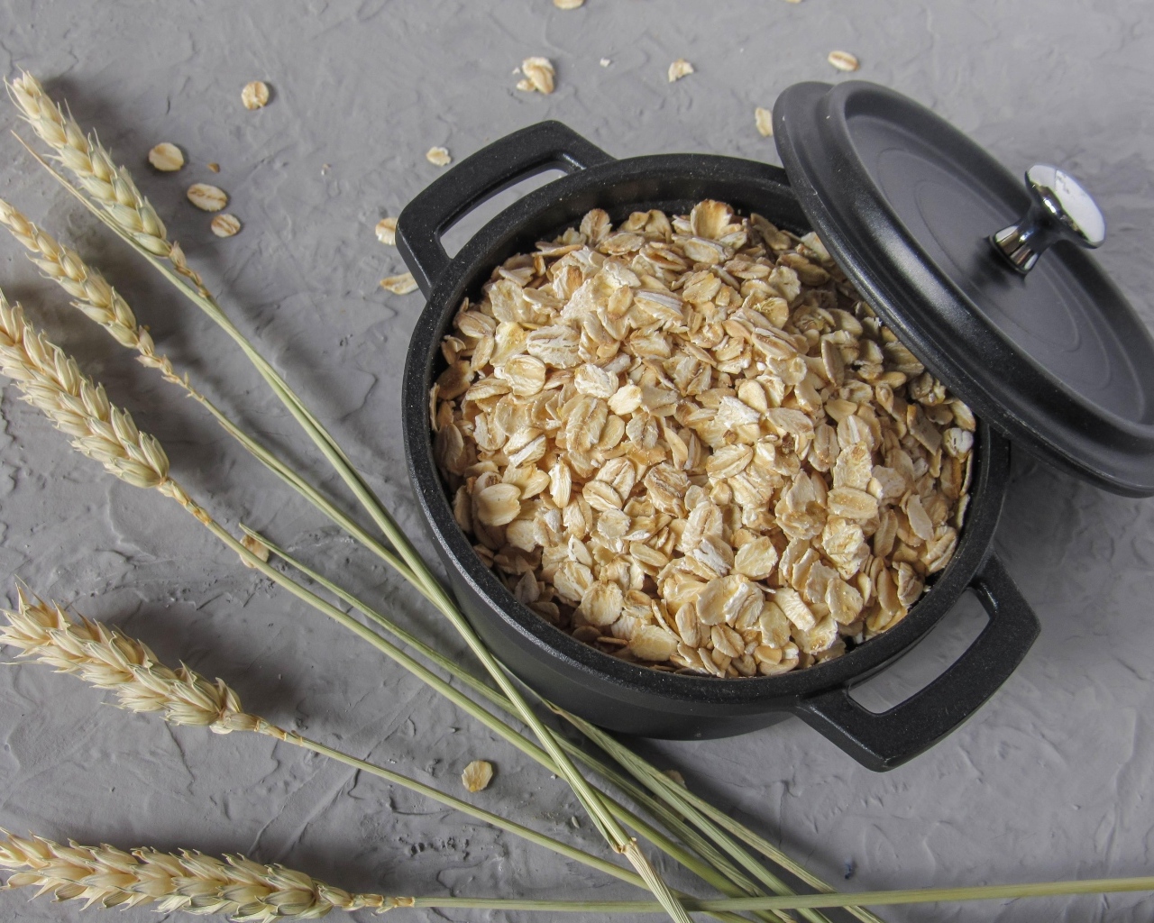 Овсяные хлопья в кастрюле
