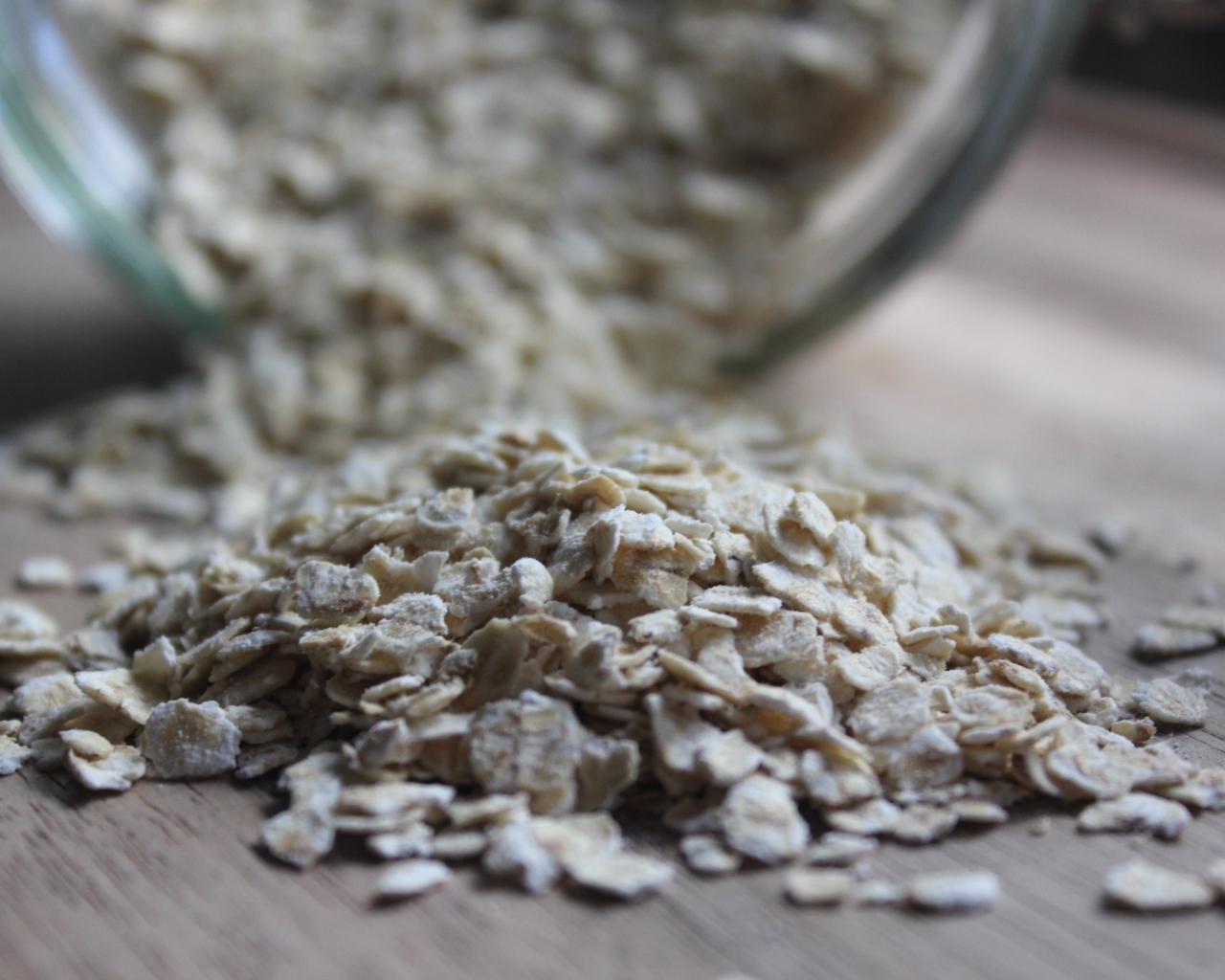 Овсяные хлопья рассыпаны на столе