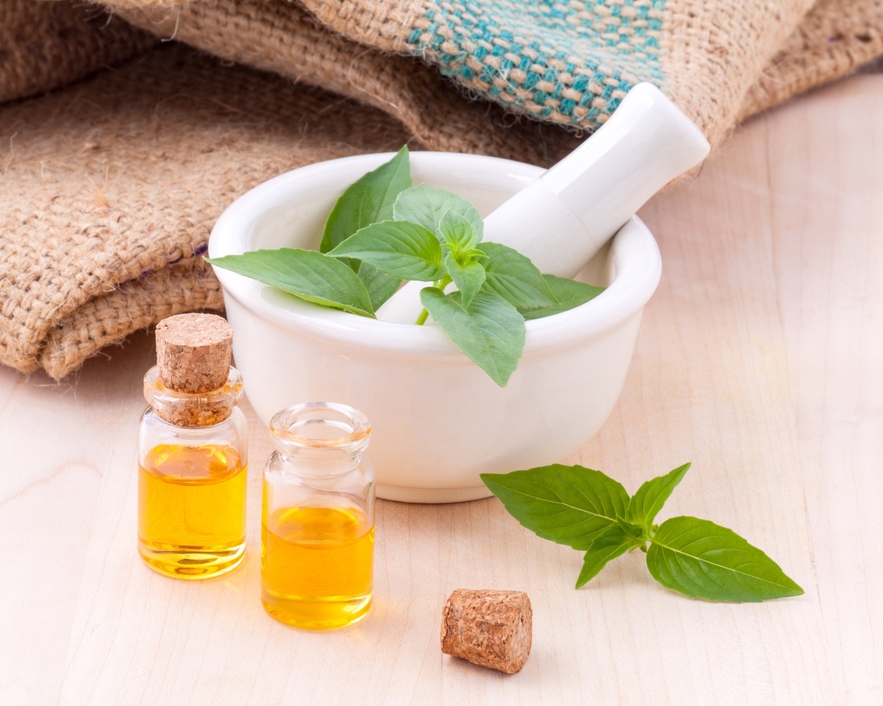 Масло на столе с листьями и белой тарелкой