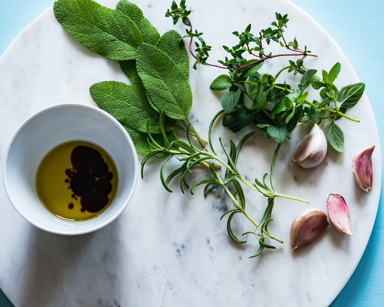 Оливковое масло с зеленью и чесноком