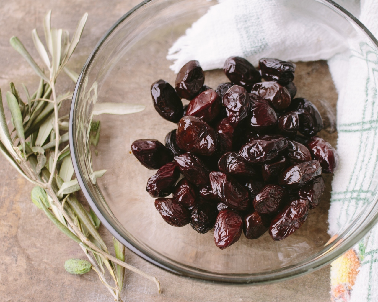 Оливки в стеклянной тарелке 