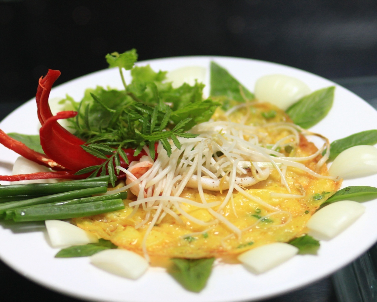 Омлет с луком и острым перцем на тарелке 