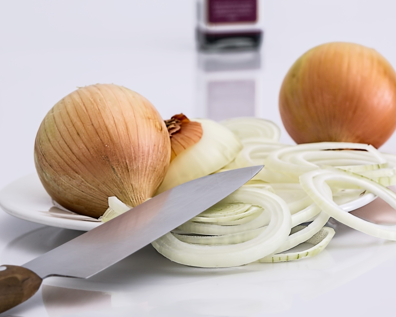 Репчатый лук нарезан кольцами 