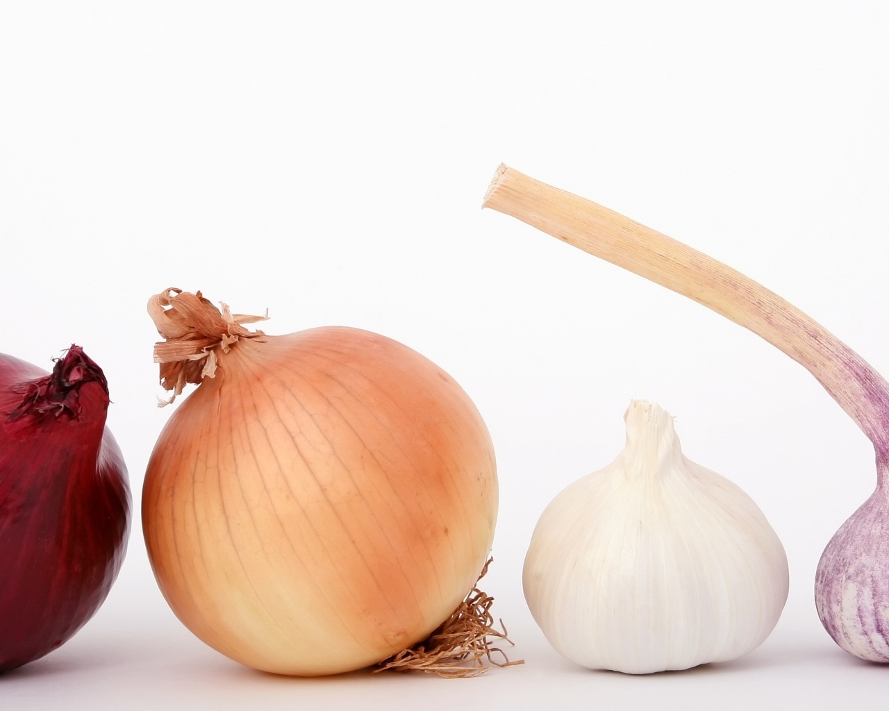 Репчатый лук с чесноком на белом фоне