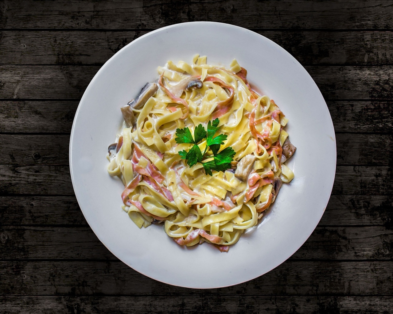 Паста карбонара на большой белой тарелке
