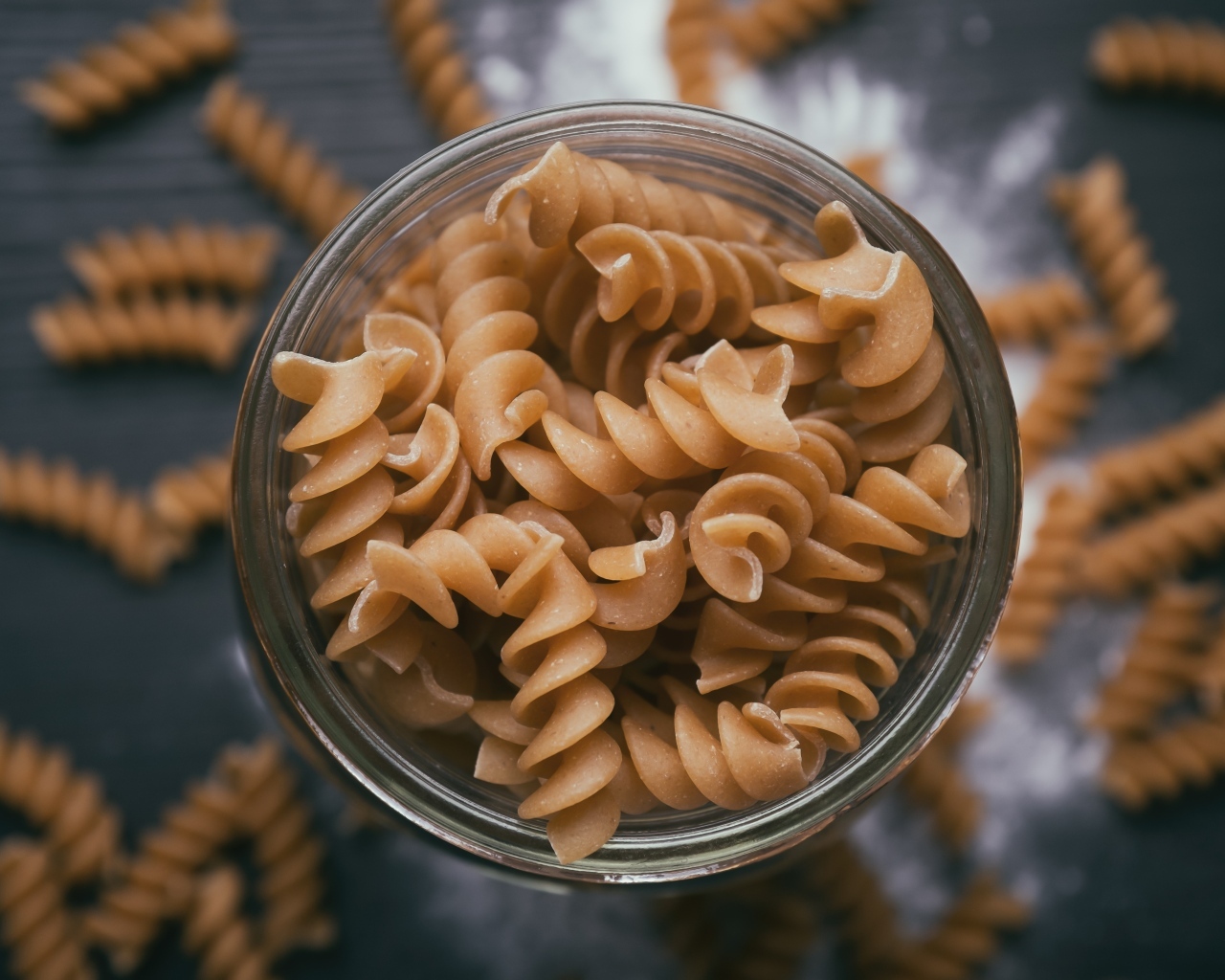 Макароны в стеклянной банке вид сверху