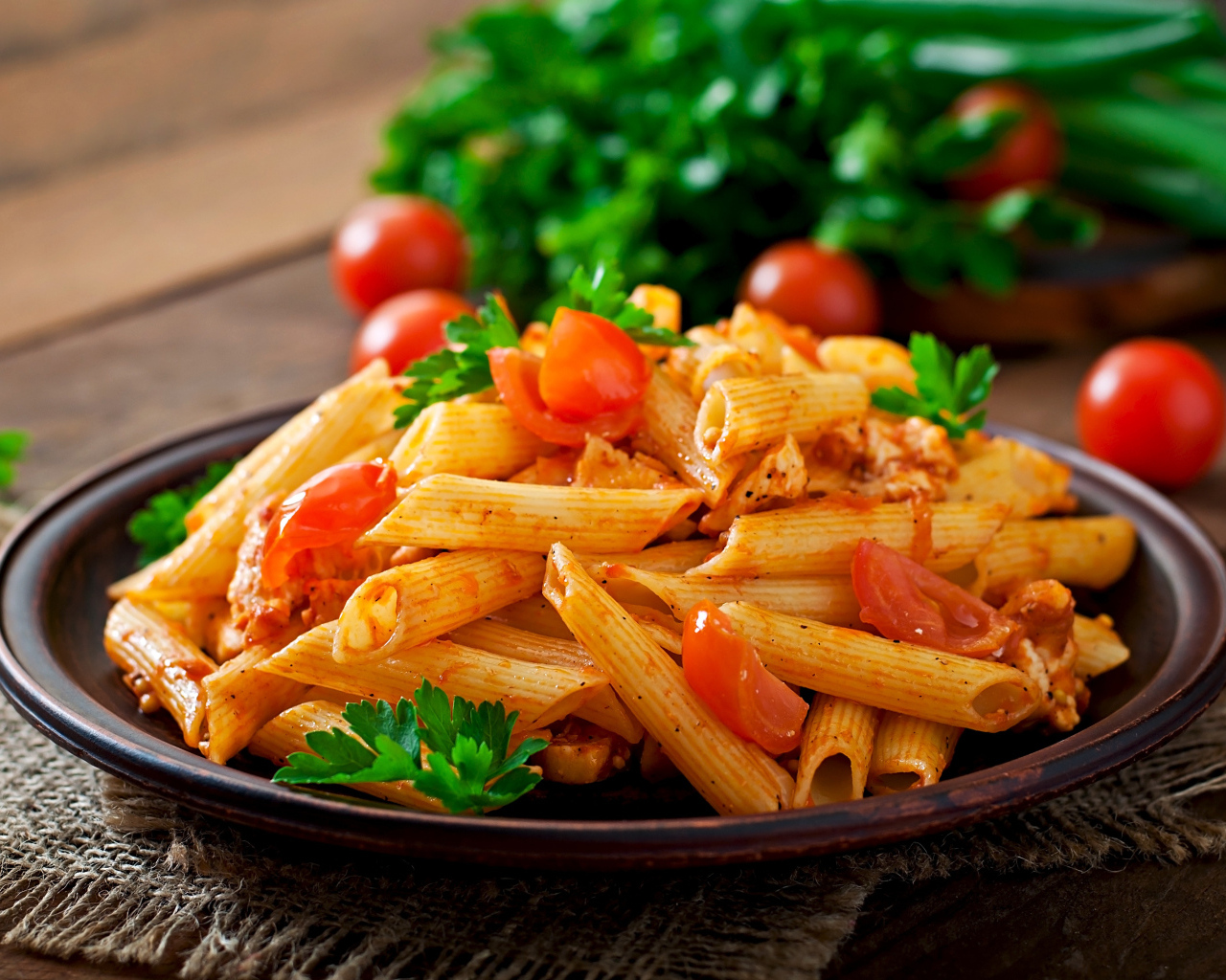 Макароны на тарелке с помидорами и петрушкой