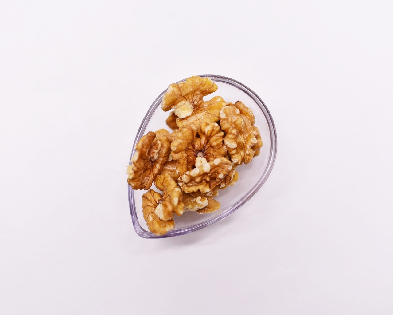 Очищенные грецкие орехи на белом фоне