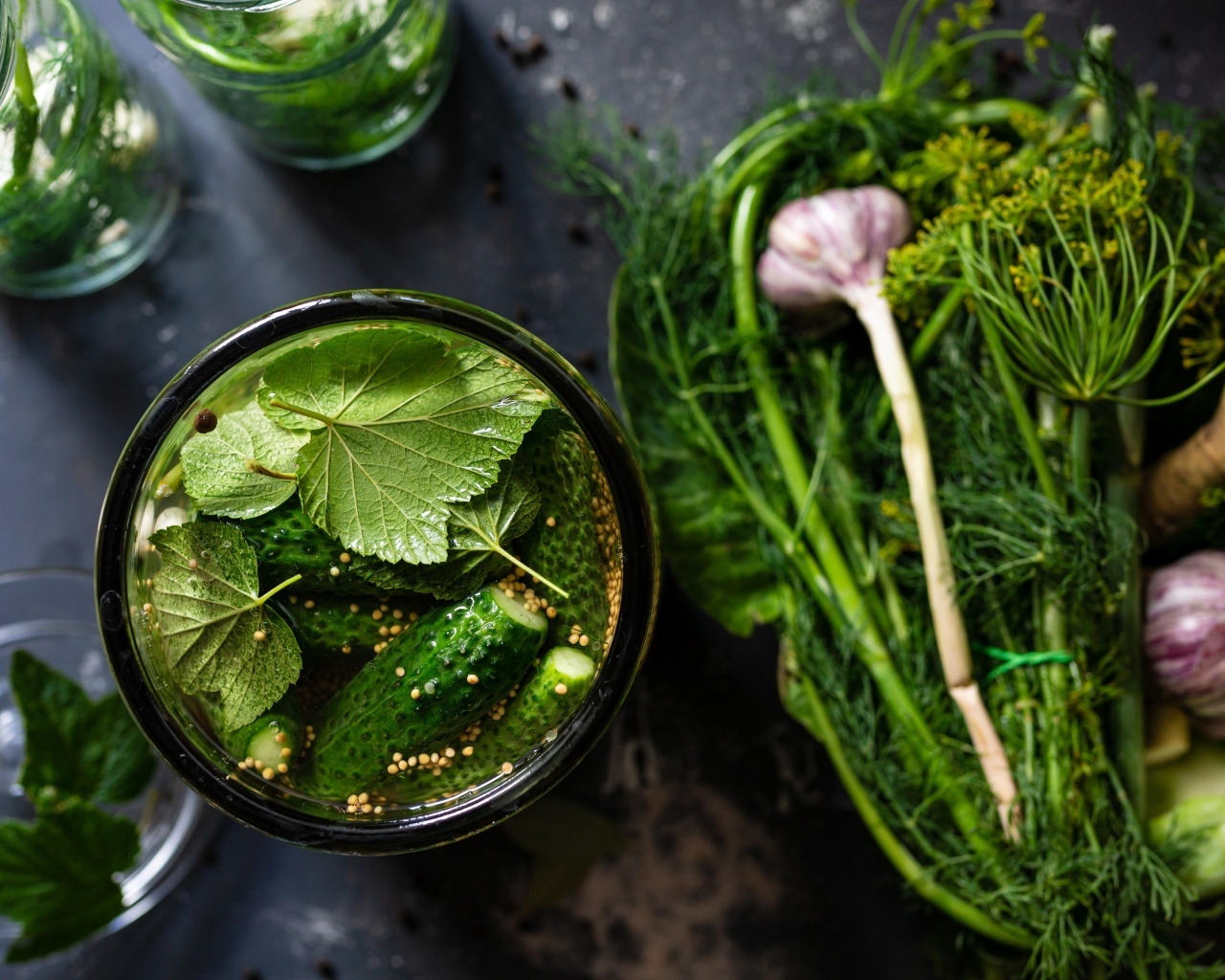 Маринованные огурцы с зеленью и чесноком на столе