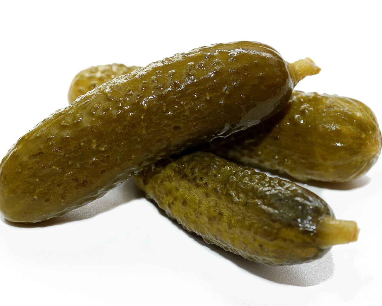 Маринованные корнишоны на белом фоне