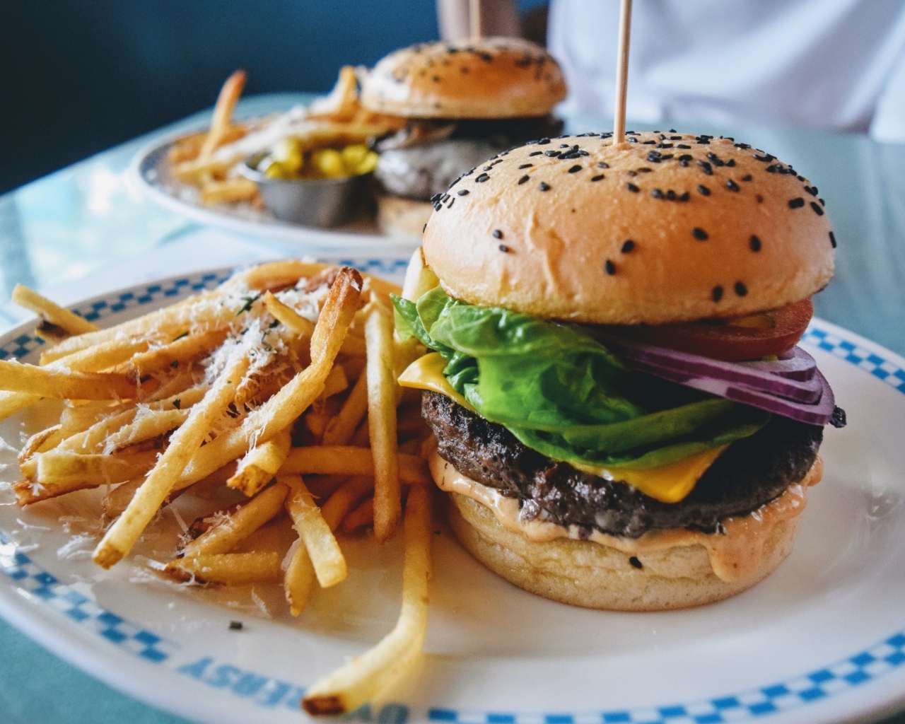 Тарелка с гамбургером и картофелем фри