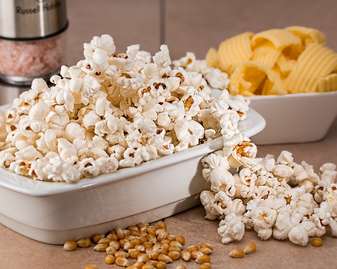 Попкорн на столе с чипсами