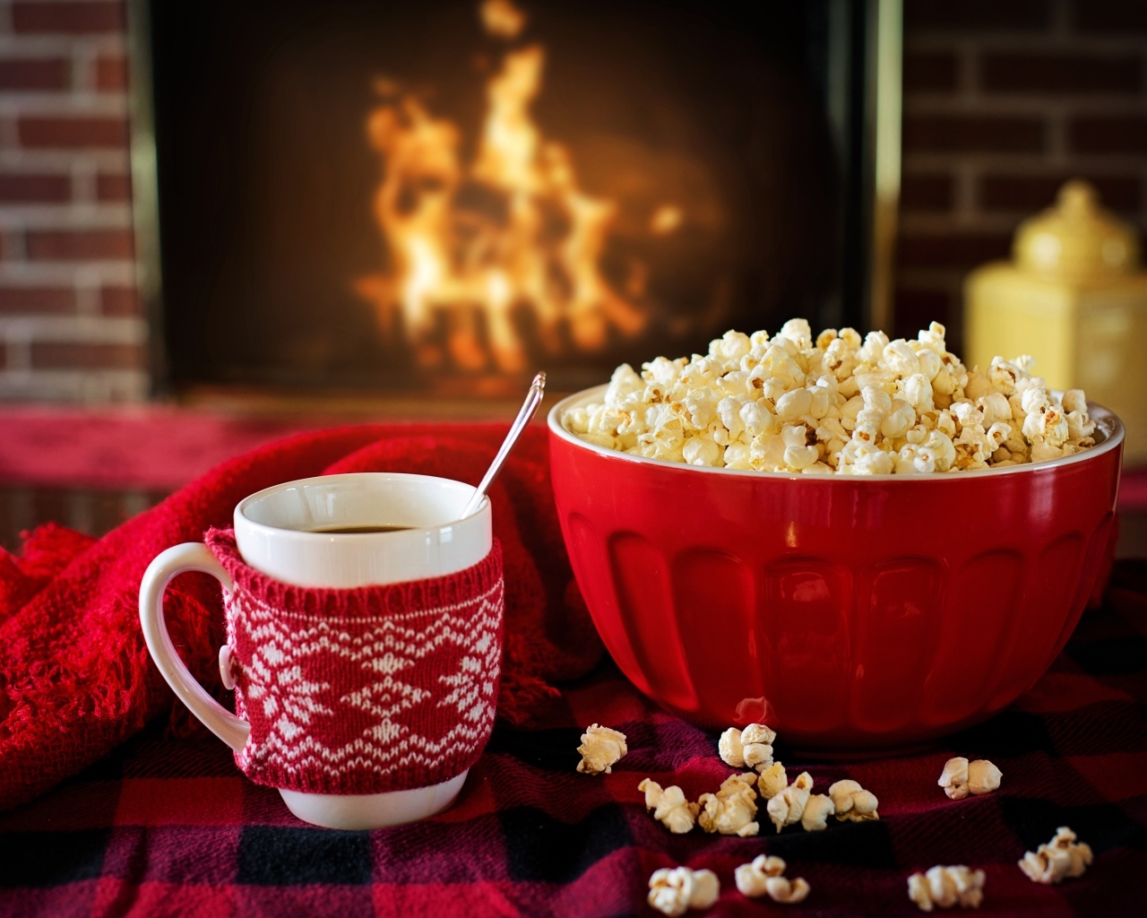 Попкорн с горячим кофе у камина