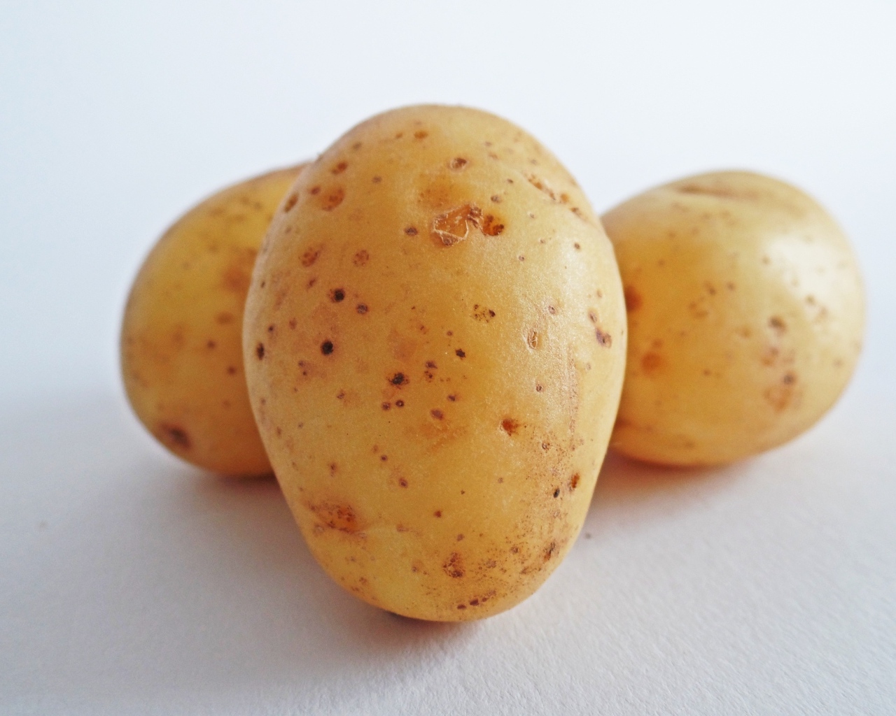 Картофель на белом фоне 