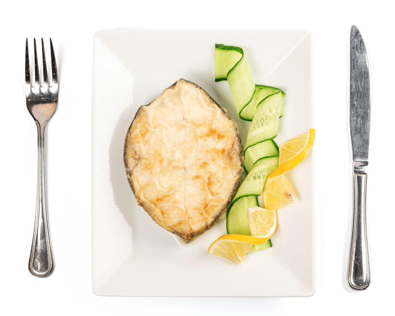 Картофель с огурцом и лимоном на белом столе