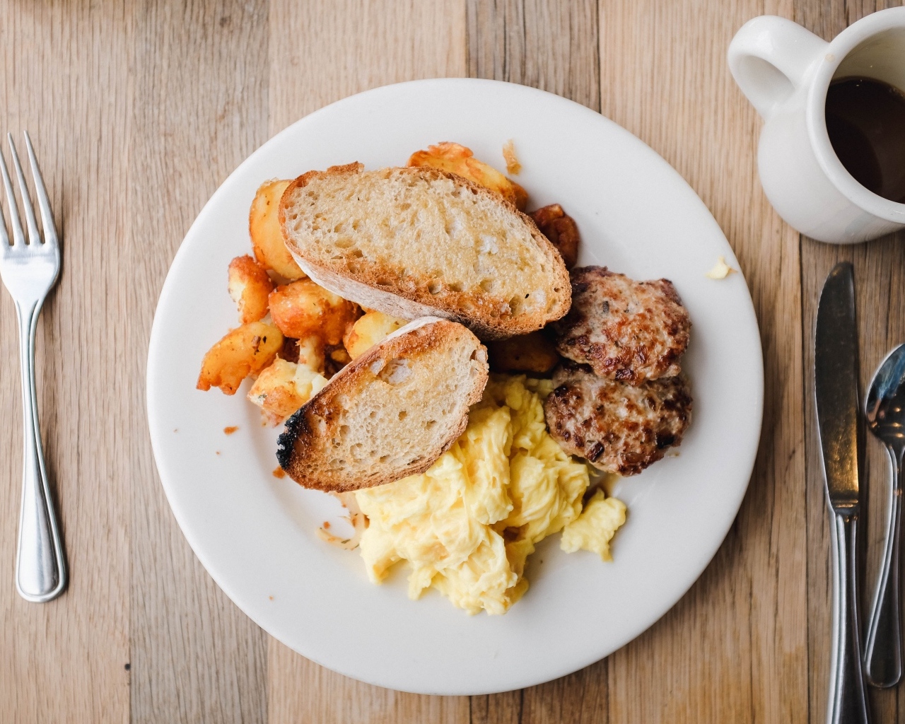 Картофель на тарелке с котлетами и гренками