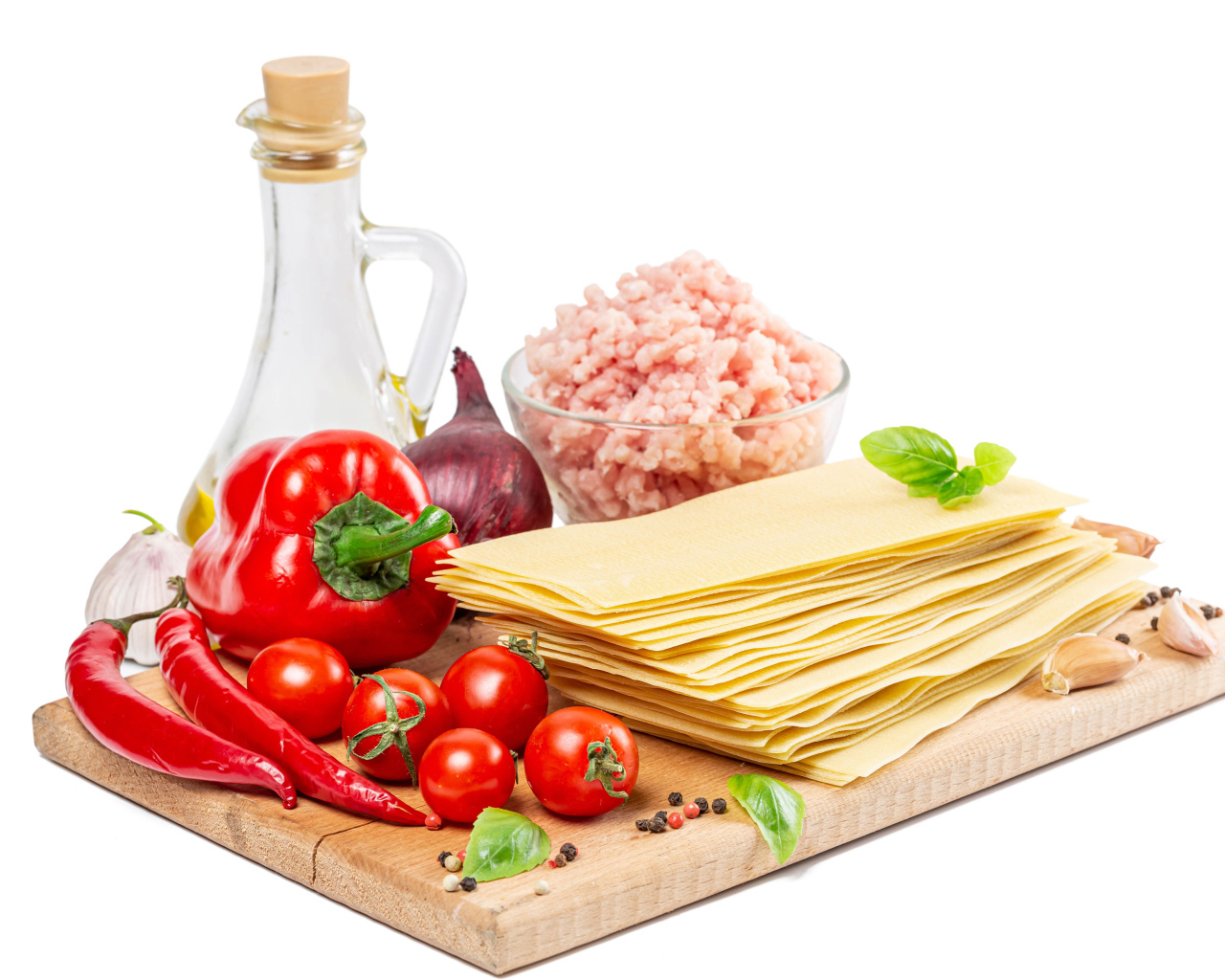 Продукты для лазаньи на белом фоне