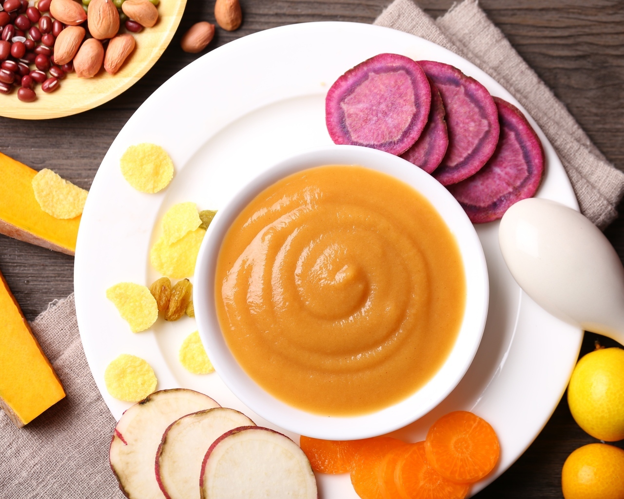 Тыквенное пюре с овощами на столе