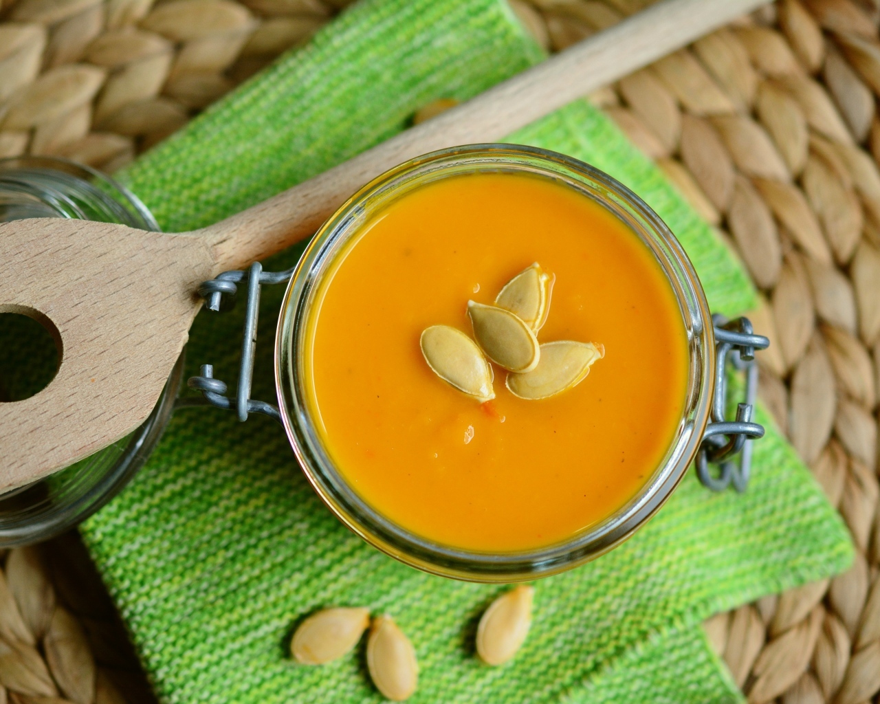 Суп из тыквы с деревянной ложкой